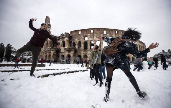 La tormenta invernal llegó tan al sur que cubrió con una gruesa capa de nieve los puntos más emblemáticos de la capital italiana. FOTO EFE