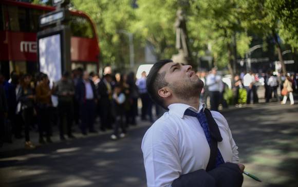 Hubo evacuación preventiva en algunos edificios, luego de que se activaran las alarmas. FOTO AFP