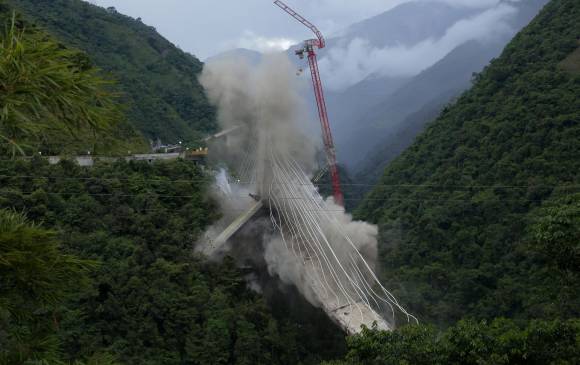La Concesionaria Vial de los Andes (Coviandes) realizó, a través de la firma Demoliciones Atila, la implosión del pilar C del Puente de Chirajara. Se utilizaron 200 kilos de explosivos. FOTO colprensa