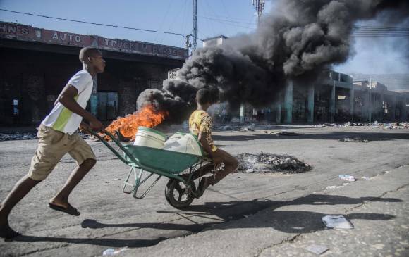 Las protestas en Haití que comenzaron el pasado viernes y el paro del sector transportador del lunes y el martes, dejaron pérdidas económicas y daños en la infraestructura. FOTO EFE