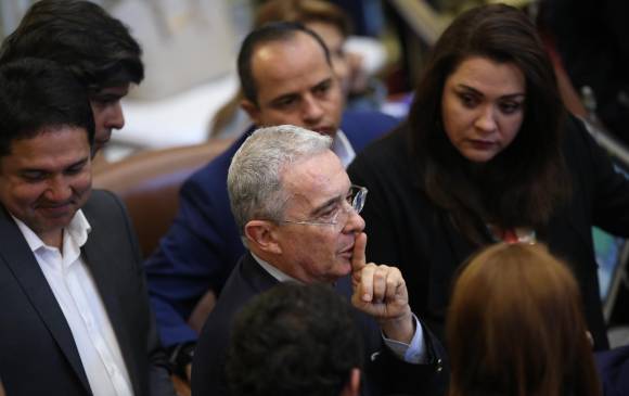 El expresidente Uribe dijo que no le incomoda que lo hayan interceptado por error o en cumplimiento de deberes legales. FOTO COLPRENSA