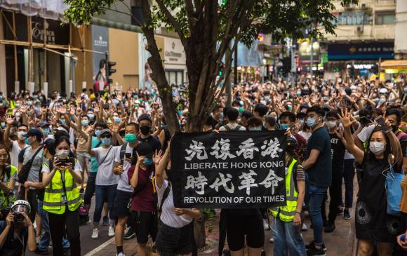 Los protestantes cantan consignas durante una manifestación contra la nueva ley de seguridad nacional en Hong Kong, el primero de julio del 2020. FOTO AFP