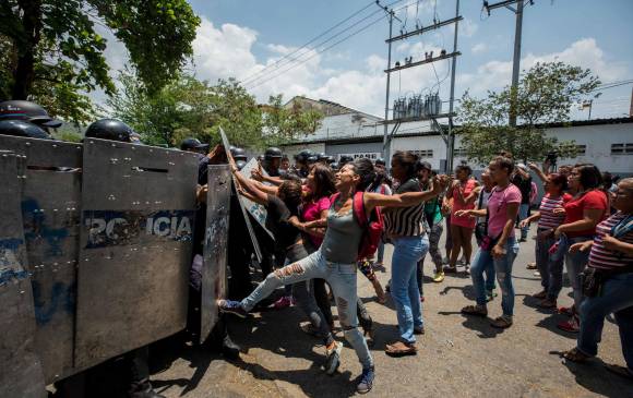 Familiares de los presos de Carabobo protestan por motín que habría dejado un número incierto de muertos. FOTO EFE