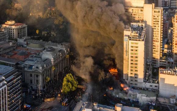 Incendio en protestas en Chile. FOTO: AFP