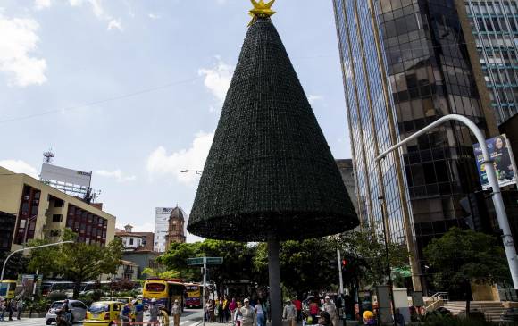 En la avenida La Playa con la Oriental ya erige este gran árbol navideño. Foto: Malala En la avenida La Playa con la Oriental ya erige este gran árbol navideño. Foto: Malala