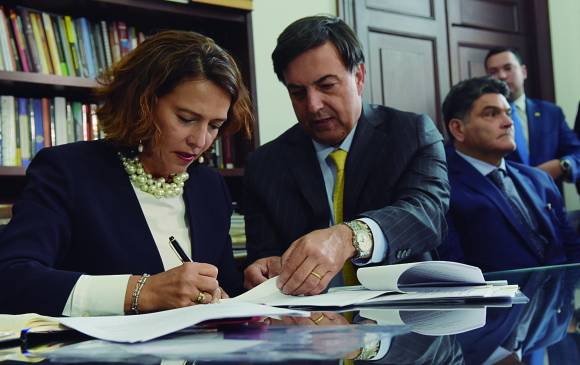 La ministra del Interior, Nancy Patricia Gutiérrez, y el registrador nacional, Juan Carlos Galindo, radicaron proyectos. FOTO cortesía