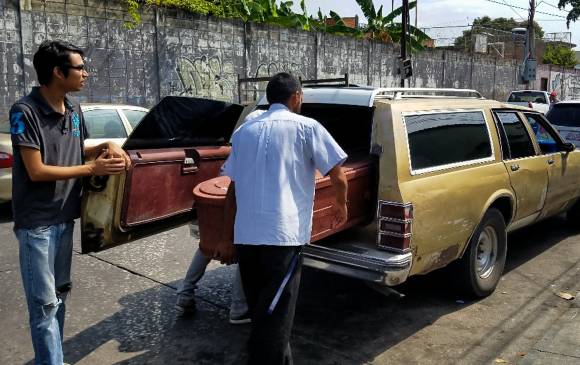 Un hombre carga con el ataúd de una víctima que murió en el incendio del centro de reclusión de la Policía Estadal de Carabobo(centro) el pasado miércoles en Valencia, Venezuela. Varias de las principales ONG venezolanas responsabilizaron al Ejecutivo, encabezado por Nicolás Maduro. Foto EFE