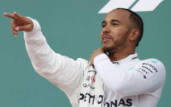 El británico Lewis Hamilton celebra su triunfo en Azerbaiyán. FOTO EFE