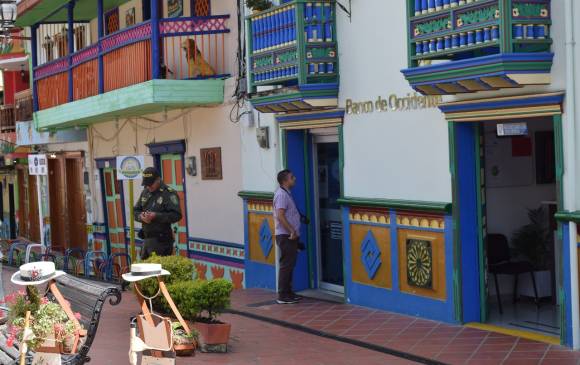 Imágenes del robo a una entidad bancario ocurrido el pasado lunes en el municipio de Guatapé. FOTOS CORTESÍA ALCALDÍA DE GUATAPÉ