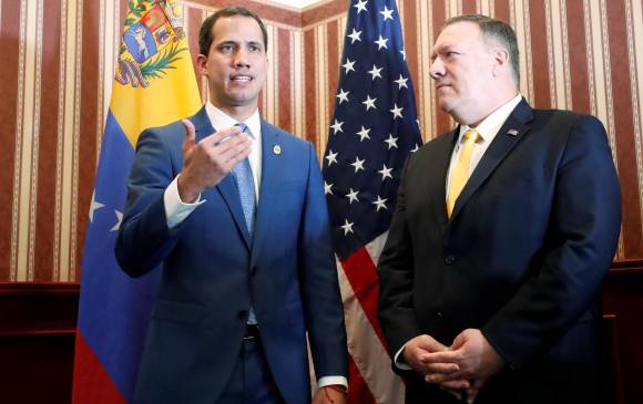 Juan Guaidó (izquierda) y Mike Pompeo (derecha) se reunieron ayer en Bogotá, en un encuentro que propició el presidente Iván Duque. Guaidó dijo que no descarta una intervención militar. FOTO EFE