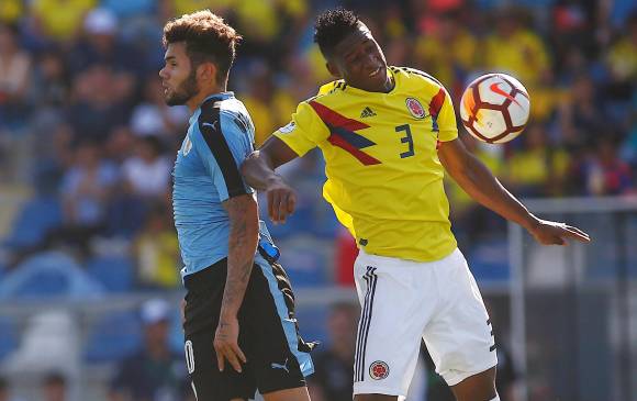 Andrés Reyes (Colombia) y Nicolas Schiapicsse (Uruguay) en el duelo que terminó 0-0. FOTO EFE