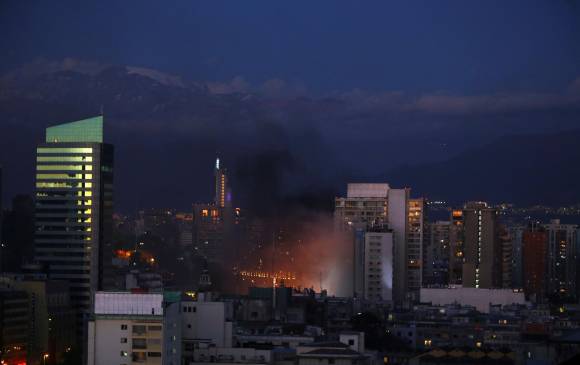 Incendio en protestas en Chile. FOTO: REUTERS