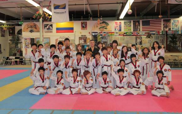 Porfirio con los alumnos de su academia. En el fondo resalta la bandera nacional. Es tanta su fama que desde Corea del Sur le consultan métodos de entrenamiento. Fotos cortesía Porfirio Álvarez