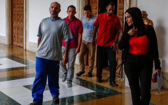 Un grupo de “presos políticos” caminan durante una reunión previa a su liberación. FOTO EFE
