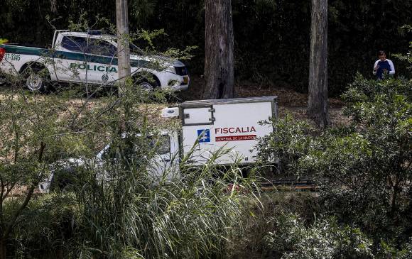 La diligencia judicial del pasado jueves donde fueron hallados los cadáveres en zona boscosa de Copacabana. FOTO JAIME PÉREZ