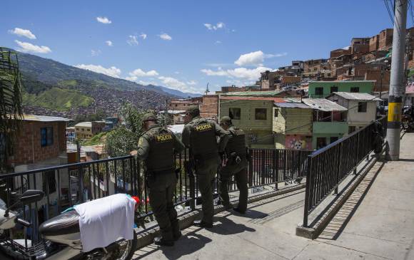 La Policía custodia permanentemente la comuna 13 de Medellín.Foto: Edwin Bustamante Restrepo