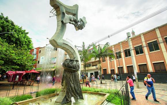 Monumento a La Lavandera: Diagonal al Palacio Municipal de Bello, esta obra fue ubicada en 2005 para rendirle un homenaje al oficio humilde de la madre de Marco Fidel Suárez. FOTO Edwin Bustamante Monumento a La Lavandera: Diagonal al Palacio Municipal de Bello, esta obra fue ubicada en 2005 para rendirle un homenaje al oficio humilde de la madre de Marco Fidel Suárez. FOTO Edwin Bustamante