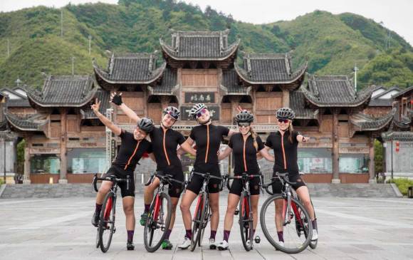 Las neozelandesas Mikayla Harvey, Grace Anderson y Georgia Catterick; las estadounidenses Alexandra Millard y Libby Caldwell; y la nipona Shoko Kashiki, del Team Illuminate. FOTO Fedeciclismo