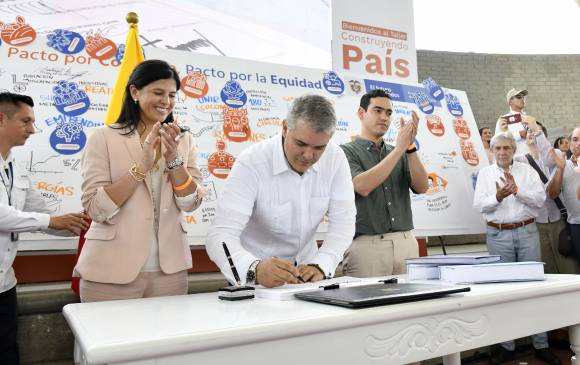 El presidente Iván Duque firmó el PND en el taller 32 de Construyendo PaÃs y aseguró que este es un plan de reactivación económica con legalidad, equidad y emprendimiento. FOTO cortesÃa sig