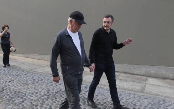 El periodista junto a Mario Vargas Llosa. FOTOS Kim Manresa