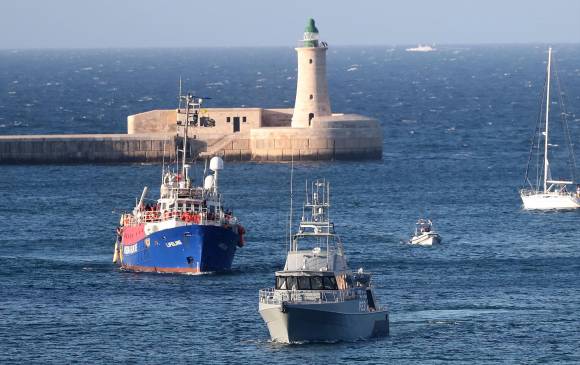 Imagen de archivo. Barco con migrantes a bordo en el mediterráneo. FOTO: EFE