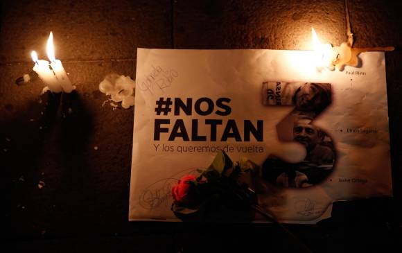 Piezas de las personas que se concentraron en la Plaza Grande de Quito, Ecuador a pedir por la vida de los periodistas secuestrados. FOTO EFE