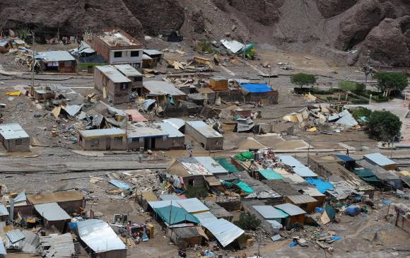 Fotografía aérea cedida este sábado por la Presidencia de Perú que muestra viviendas destruidas e inundadas por un deslizamiento de tierra en el distrito de Mirave, en la región surandina de Tacna (Perú). Foto: EFE