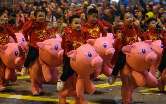 Con desfiles y festejos populares en China recibieron el año del Cerdo. FOTO AFP