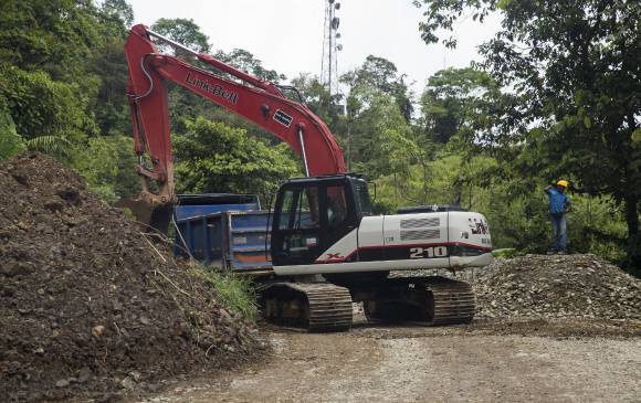 Fase tres de las obras de construcción de la vía que comunica a Quibdó, capital de Chocó en el occidente de Colombia con el municipio de Ciudad Bolívar en Antioquia. Foto: Esteban Vanegas Londoño