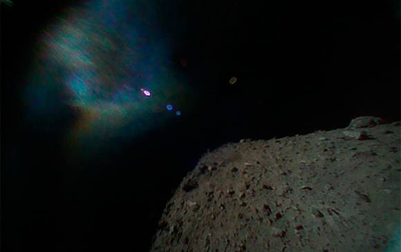 Imagen tomada luego de la separación de la nave. La superficie del asteroide Ryugu se ve a la derecha. El lado borroso a la izquierda es el reflejo de la luz solar. Foto: JAXA Imagen tomada luego de la separación de la nave. La superficie del asteroide Ryugu se ve a la derecha. El lado borroso a la izquierda es el reflejo de la luz solar. Foto: JAXA