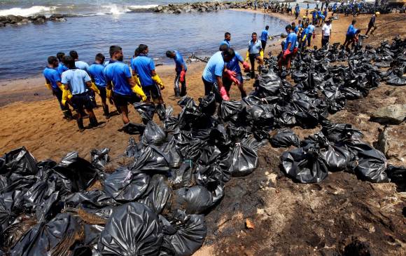 Imagen de archivo de personas limpiando el mar en Sri Lanka tras fuga de aceite de una tubería. FOTO: EFE