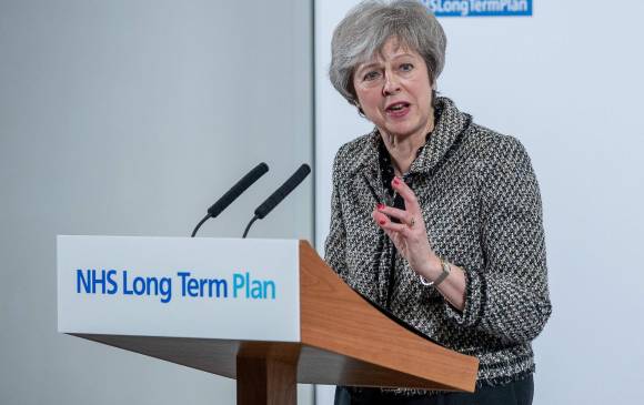 La primera ministra del Reino Unido, Theresa May, no podrá subir algunos impuestos sin autorización del Parlamento en el caso de que, finalmente, se produzca un Brexit sin consenso. FOTO afp