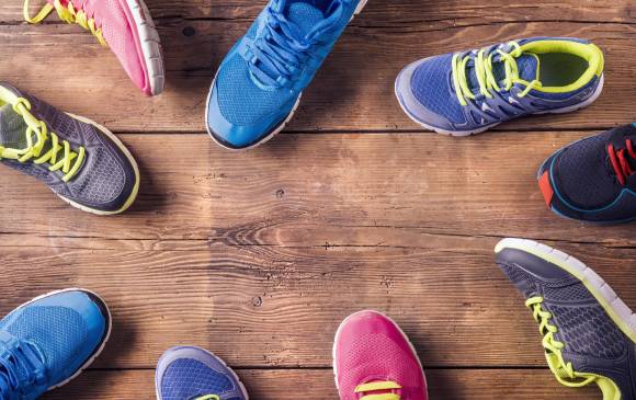 Dejaron de ser exclusivos para hacer deporte. Hoy los tenis acompañan todo tipo de vestuario. Incluso van muy bien con un traje de fiesta o uno de oficina. FOTO Sstock