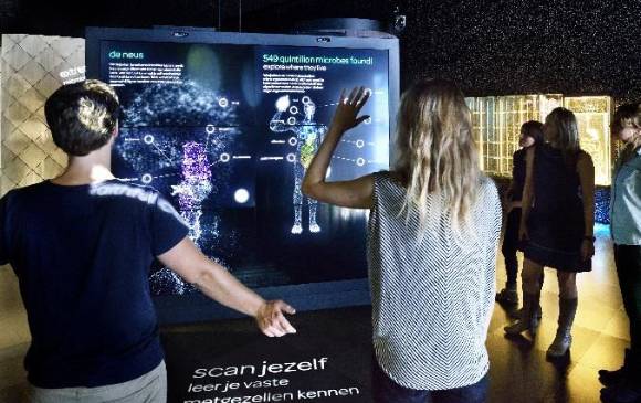 Usted puede escanear en el museo Artis Micropia dónde tiene microbios en el cuerpo. FOTO AFP/Maarten Van Der Wal