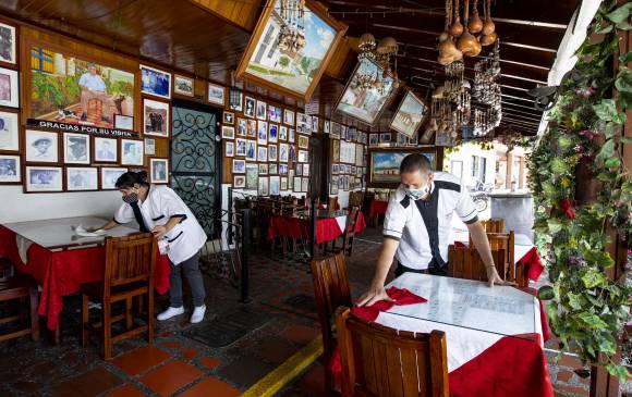 La separación de mesas entre 1,80 y 2 metros es una de las medidas que tienen que tomar los restaurantes para abrir sus puertas. FOTO Jaime Pérez