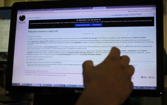 Wikipedia en español, francés e italiano protestó contra el Parlamento Europeo restringiendo el acceso a sus contenidos. FOTO: EFE
