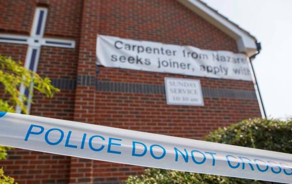 Vista general de la iglesia baptista de Amesbury, acordonada por la policía tras ser descubierto que una de las víctimas había estado allí antes de ser encontrado inconsciente, en Amesbury, Reino Unido. Londres le pidió a Moscú que aporte información para esclarecer el caso de dos personas intoxicadas con el agente nervioso Novichok, de fabricación rusa y el mismo que envenenó al exespía Sergéi Skripal. FOTO EFE
