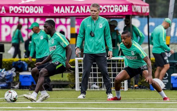 Déiver con el balón, en una de las prácticas de Atlético Nacional. También aparecen el técnico Autuori y Lucumí. FOTO jaime pérez