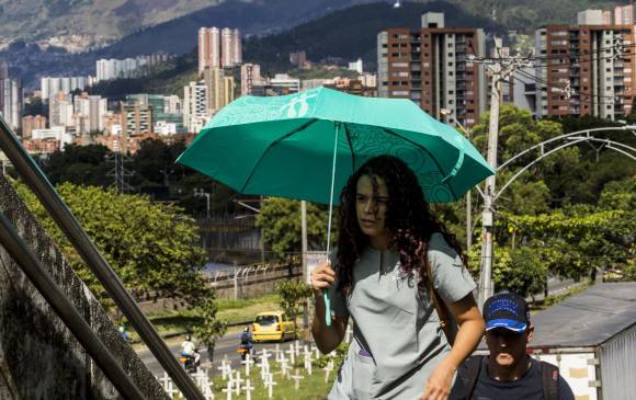El uso de sombrillas y parasoles, así como de protector solar, son necesarios durante estos días de tiempo seco. FOTO Jaime Pérez