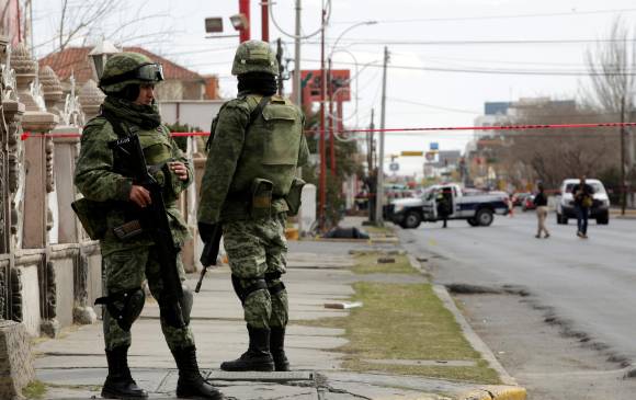 Soldados mexicanos en una escena del crimen en Juárez, una de las ciudades con mayor tasa de homicidios. FOTO REUTERS