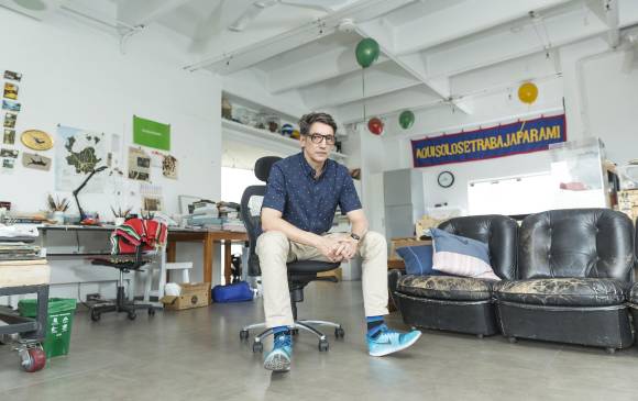 Jorge Julián en su taller, ubicado en una zona céntrica de El Poblado. Su espacio es completamente abierto y aireado.