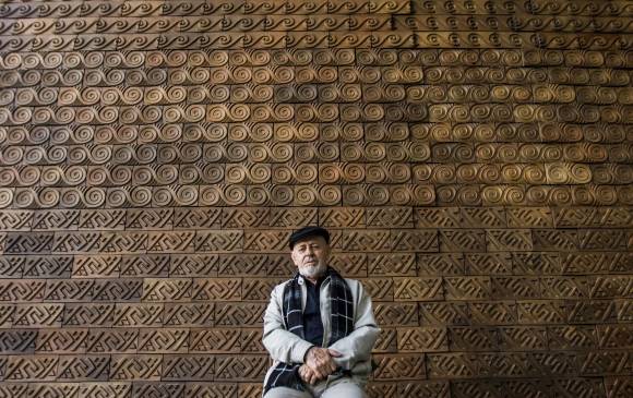 Jaramillo fue docente durante gran parte de su vida y aún disfruta hablar sobre los significados detrás de su arte. Foto: Julio César Herrera. Jaramillo fue docente durante gran parte de su vida y aún disfruta hablar sobre los significados detrás de su arte. Foto: Julio César Herrera.