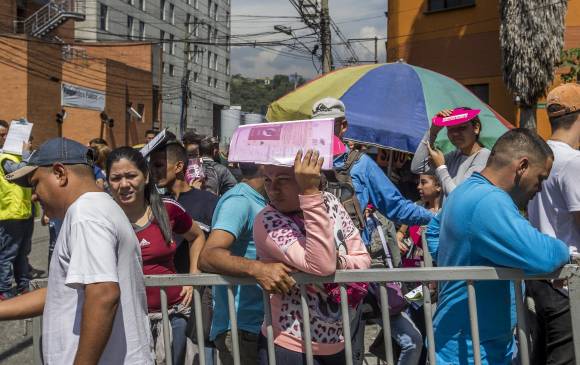 Venezolanos reunidos en la bodega de Comfama, ubicada en la calle 34 # 45A-18, sector conocido como El Perpetuo Socorro, para participar en la primera feria de empleo hecha para ellos y otros migrantes. Foto: Santiago Mesa Rico