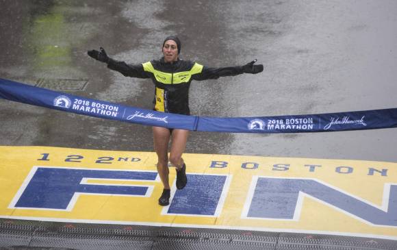 Desiree Linden al llegar a la meta.