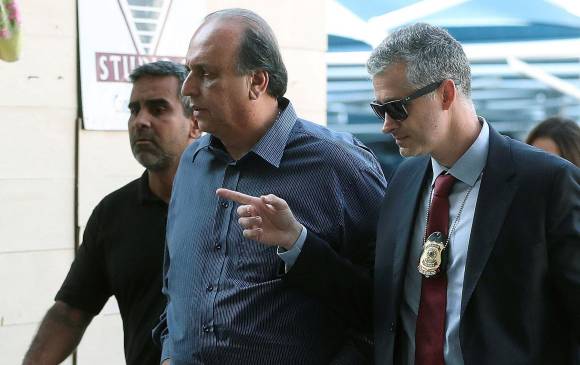 El gobernador de Rio de Janeiro, Luiz Fernando Pezao (centro), fue capturado este jueves. FOTO EFE