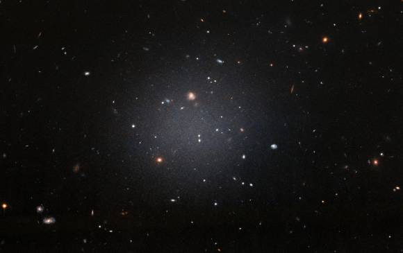 La galaxia es muy difusa, permite ver otras detrás que están más alejadas. Se encuentra en dirección a la constelación el Cetus (la ballena) y plantea nuevas hipótesis sobre la formación galáctica. FOTO hubble