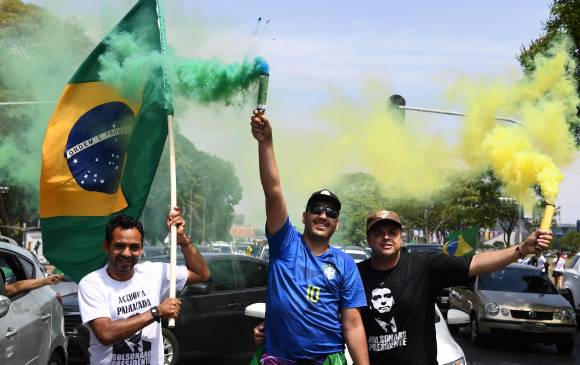 Los partidarios del candidato presidencial de extrema derecha de Brasil, Jair Bolsonaro, participan en un mitin de campaña en Brasilia este 6 de octubre de 2018, en la víspera de la elección general. Foto AFP