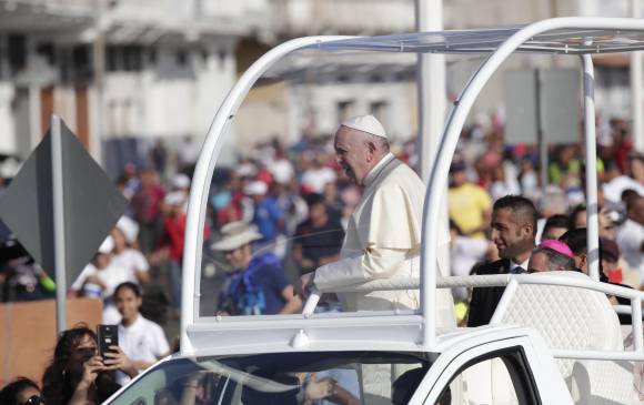 El papa Francisco saluda a bordo del papamóvil a su llegada para oficiar una misa en la catedral de Ciudad de Panamá. Foto: EFE.