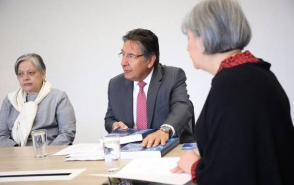 El fiscal Néstor Humberto Martínez y la vicefiscal María Paulina Riveros le entregaron a la presidenta de la JEP, Patricia Linares, dos informes. FOTO: Cortesía JEP