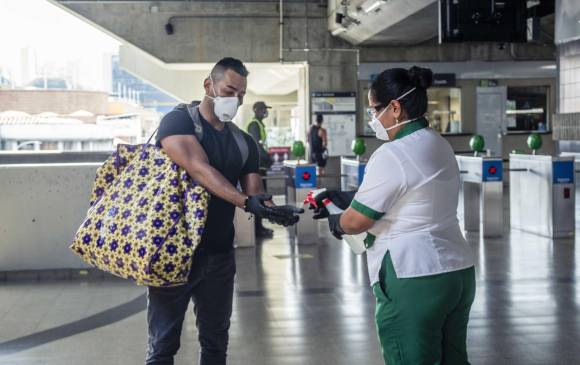 El Metro de Medellín recordó a la ciudadanía la importancia de acciones de autocuidado como, en lo posible, recargar su tarjeta cívica a través de la página web www.metrodemedellin.gov.co. FOTOS: Cortesía Metro de Medellín. 